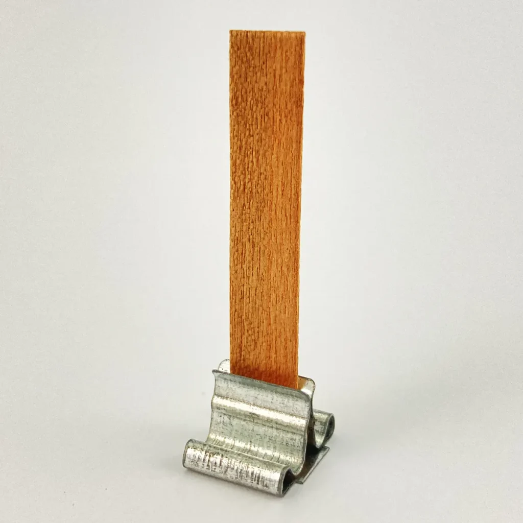 Pabilo de Madera 8 mm ancho X 5 cm largo (Incluye clip porta pabilos metálico rectangular)